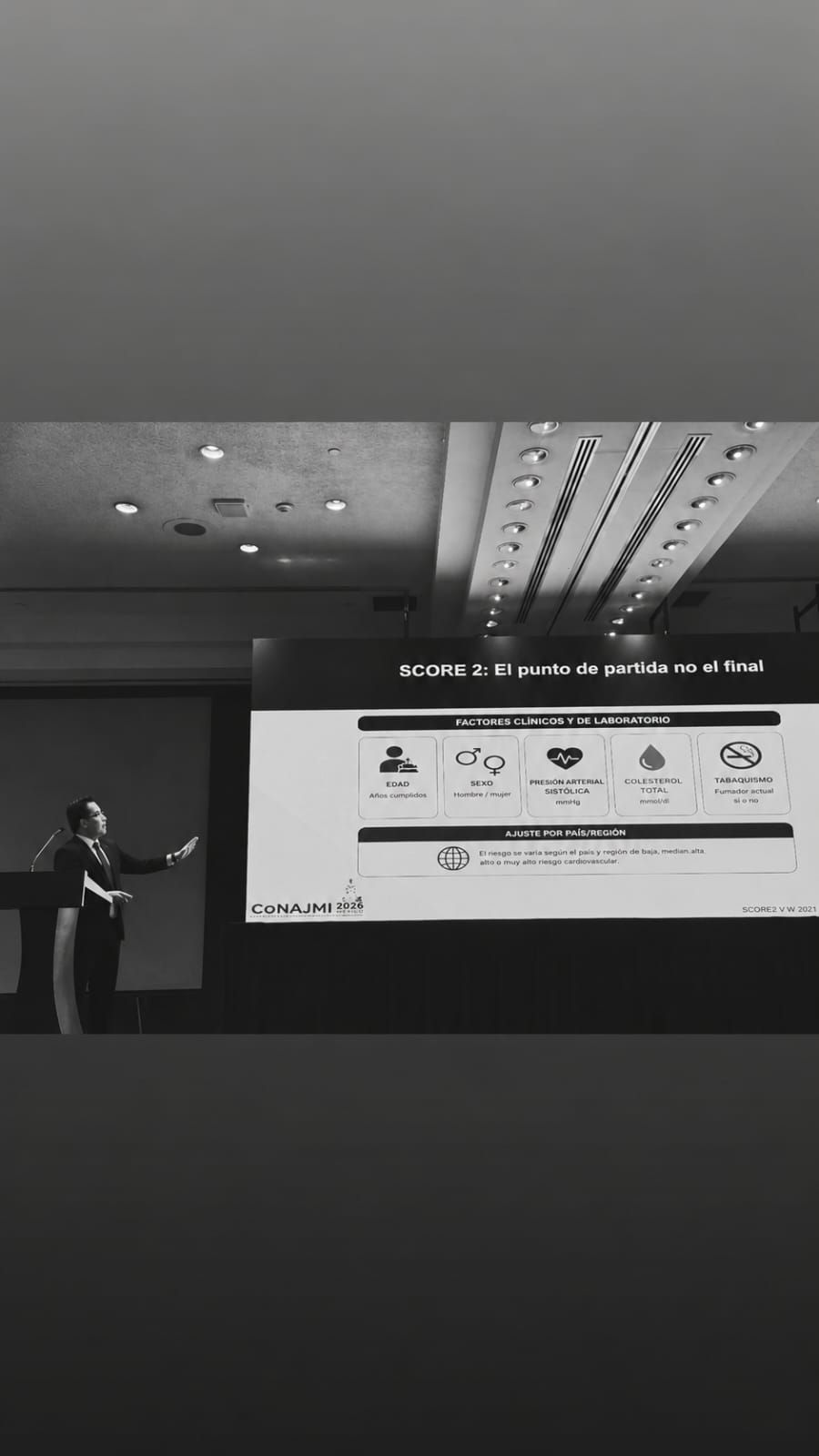 Dr. Sergio Ramírez Alcaraz durante una conferencia médica