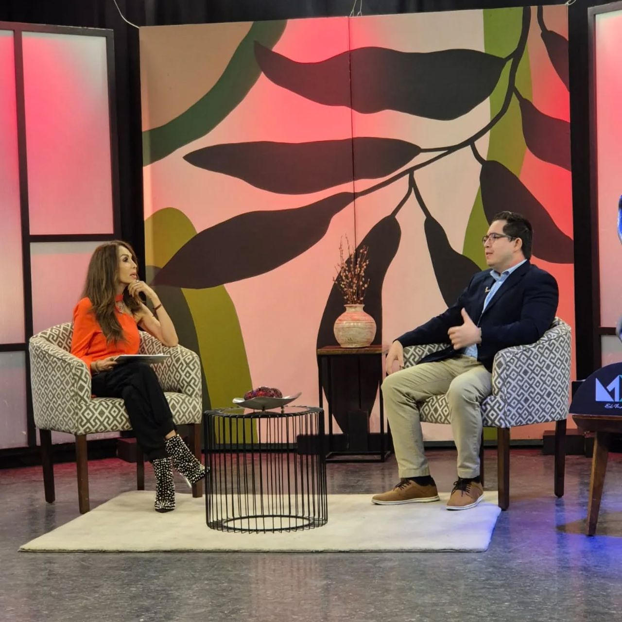 Dr. Sergio Ramírez Alcaraz durante una entrevista en un estudio de televisión