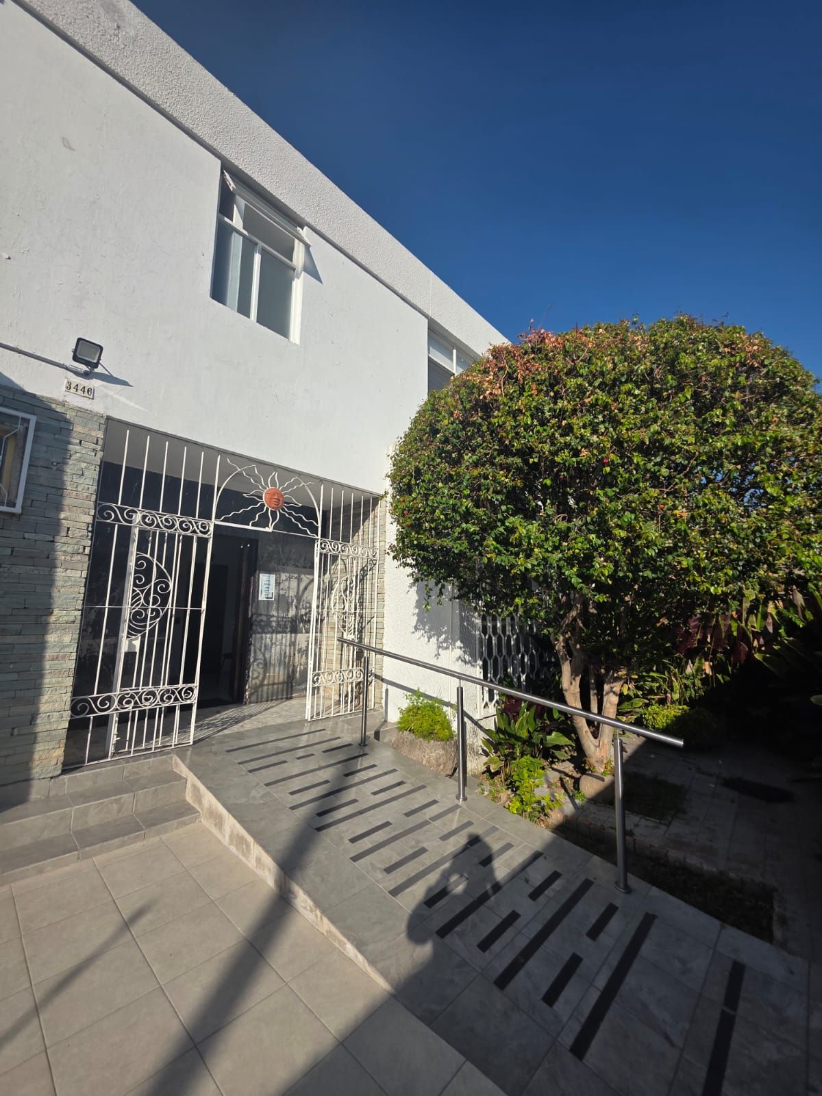 Fachada y acceso a Medical Haus en Calle Toltecas 3446